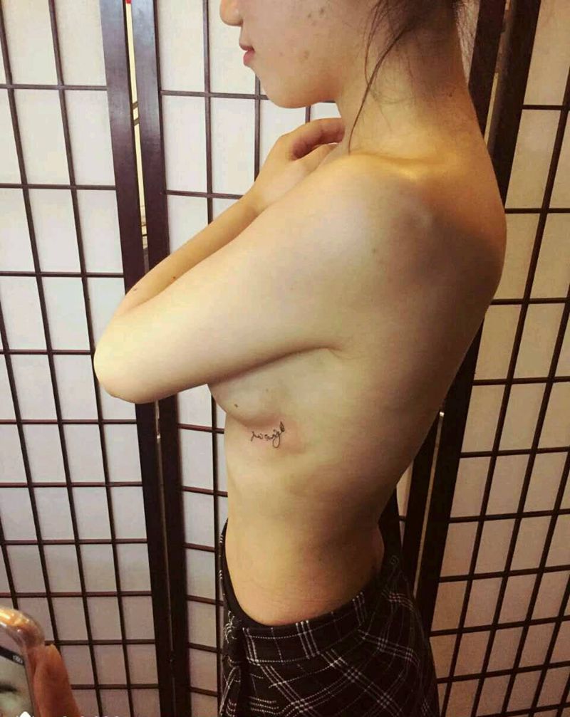 英文小花纹身图片_胸部清新字符成品纹身图案