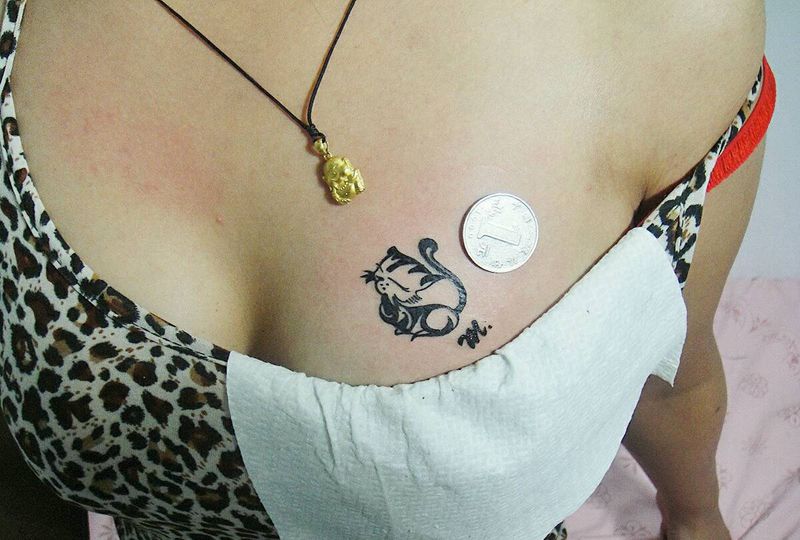 图腾小猫咪纹身图片_胸部腹部腰部背部手臂欧美清新图腾猫咪成品纹身图案