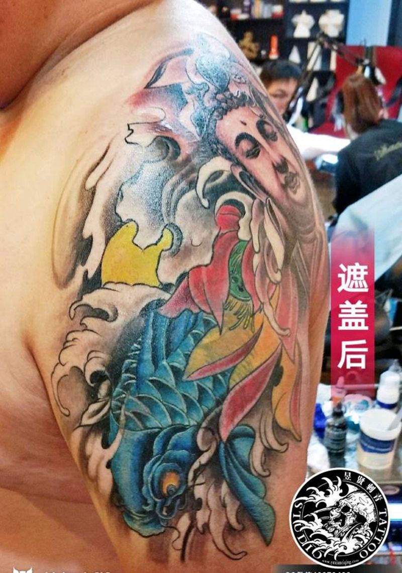 后背半甲佛鱼纹身图片_背部肩部老传统新传统遮盖 佛 鱼彩色纹身图案