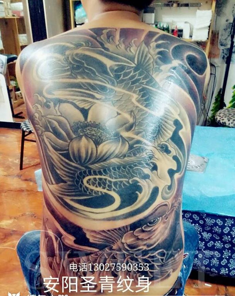 给顾客添加设计满背完成纹身图片