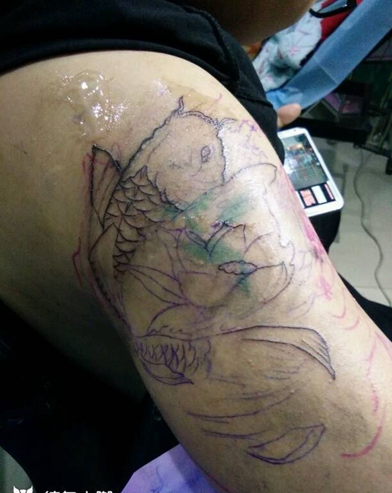 遮盖鱼，水纹尝试写实的手法纹身图片