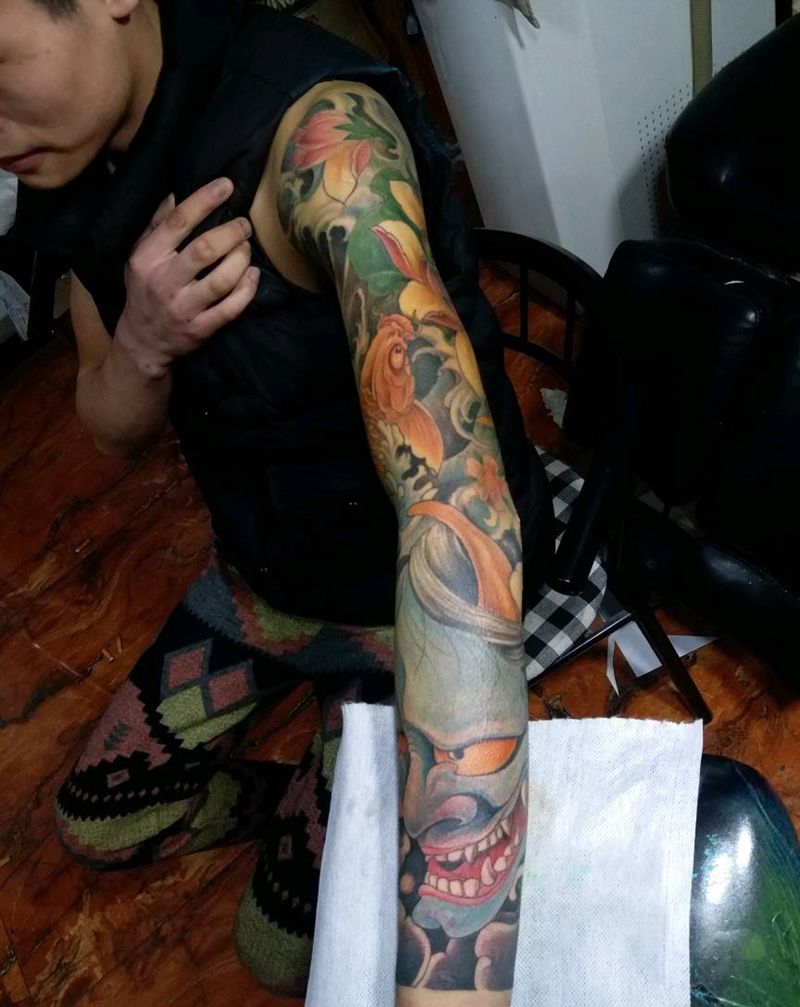 彩色花臂完成纹身图片