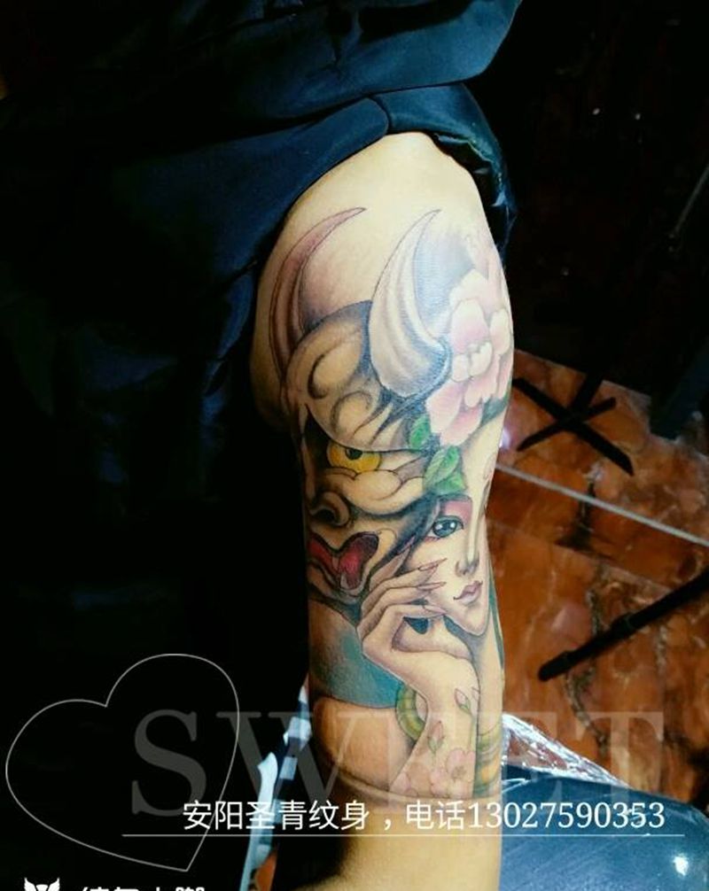 大臂彩色艺姬完成纹身图片