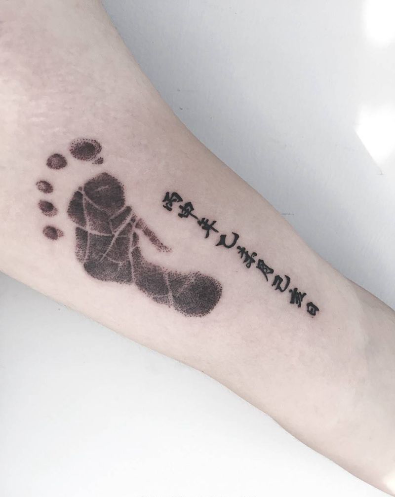 足迹纹身图片_成品手臂欧美写实清新原创人物纹身图案