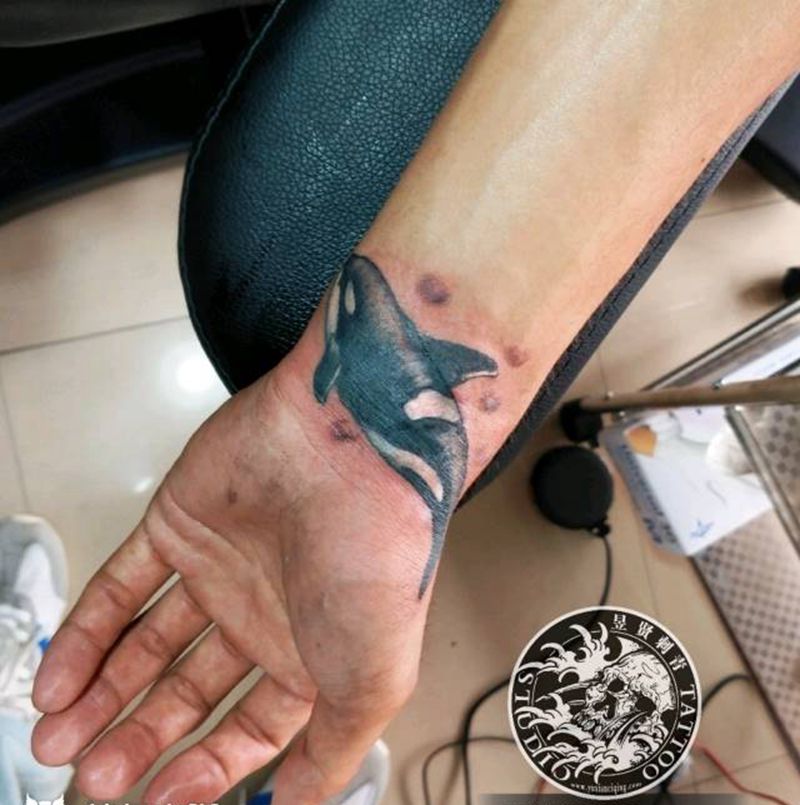 鲸鱼纹身图片_手部手臂欧美写实水彩鲸鱼纹身图案