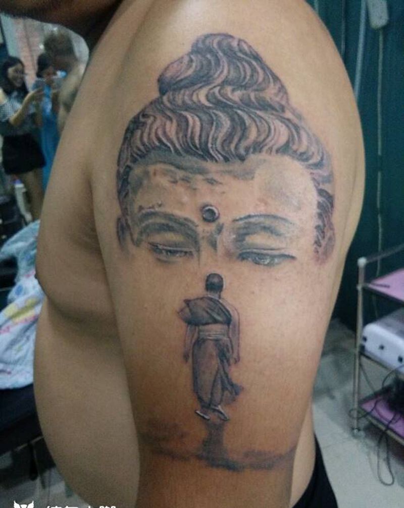 信仰，佛在心中，路在脚下。纹身图片