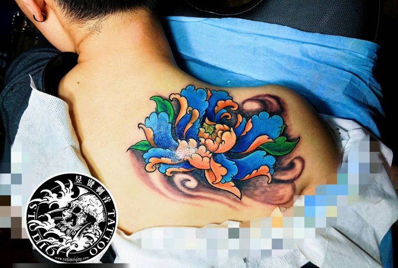 荷花 遮盖图纹身图片_背部肩部新传统水墨彩色荷花纹身图案