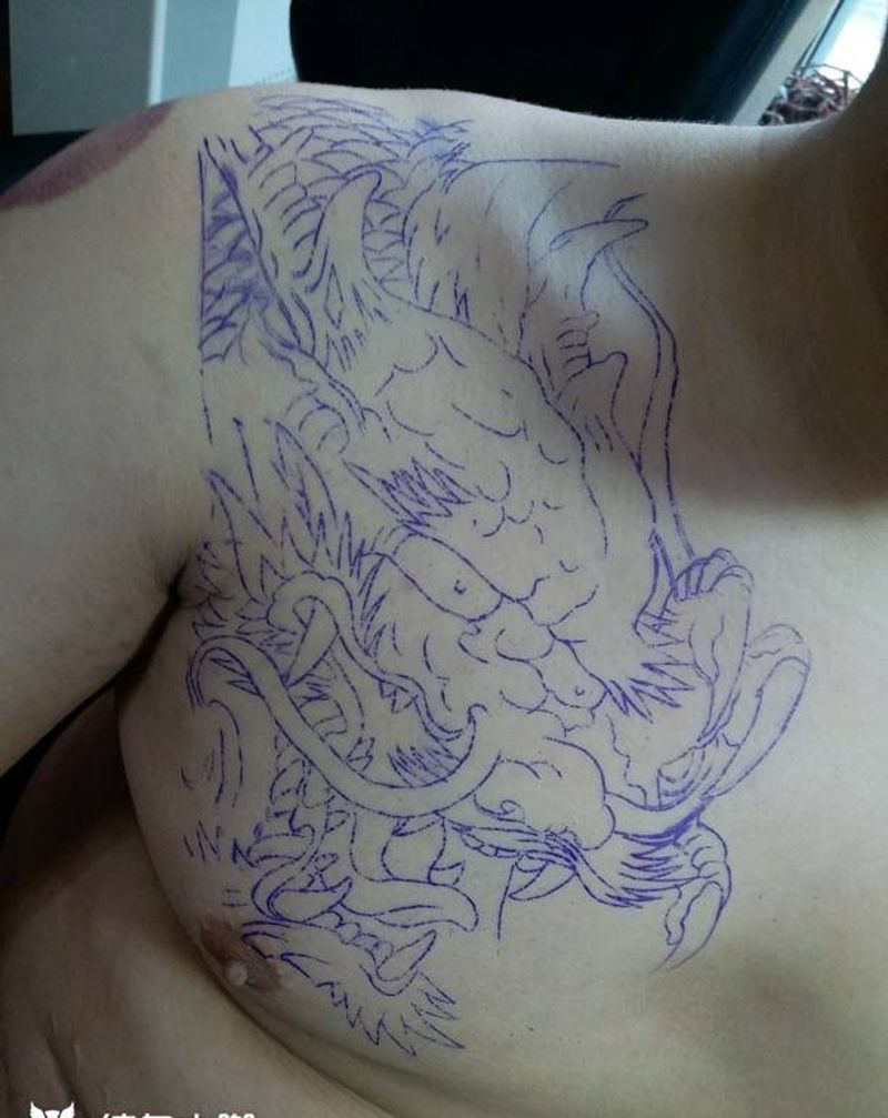 胸口龙头，明天继续进行完成纹身图片