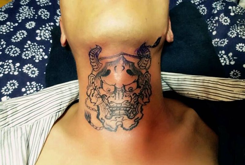 脖子线条完成纹身图片