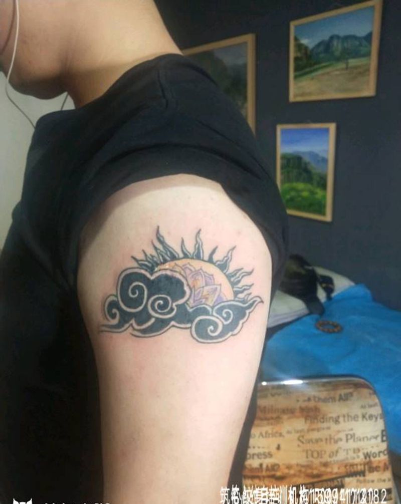 太阳纹身图片_手臂老传统纹身图案