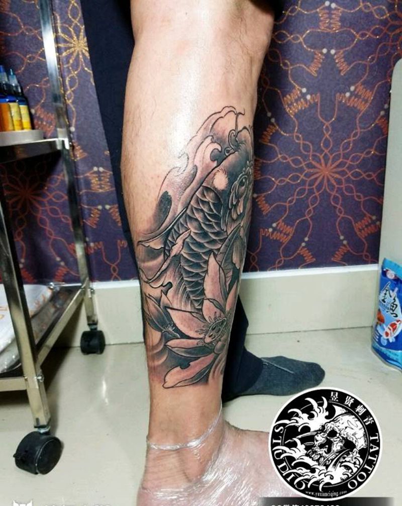 鲤鱼纹身图片_腿部背部新传统老传统鲤鱼纹身图案