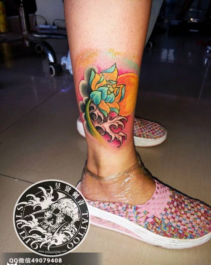 荷花纹身图片_脚部腿部新传统水彩荷花纹身图案