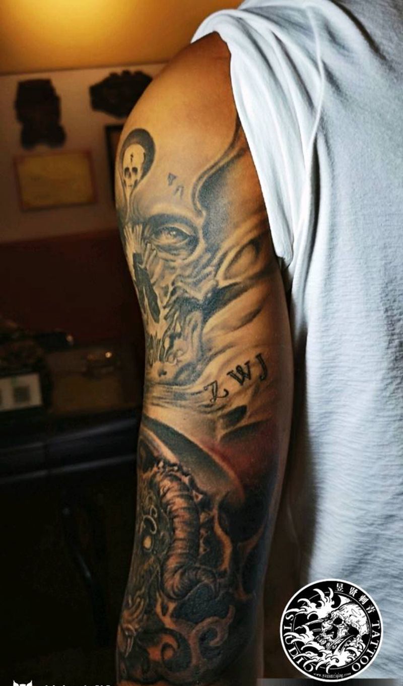 骷髅牛魔王花臂纹身图片_手臂腿部欧美写实新传统骷髅花臂欧美花臂牛魔王纹身图案
