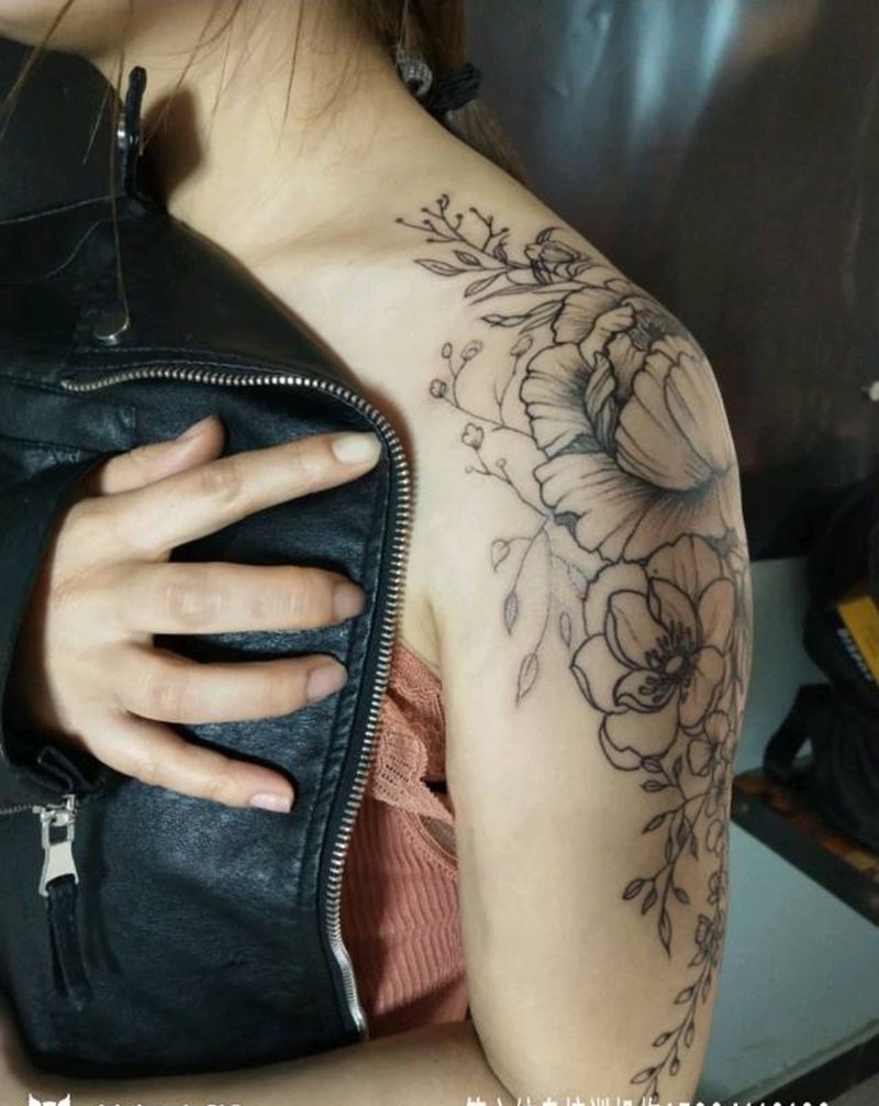 素花原创纹身图片_肩部点刺水墨纹身图案