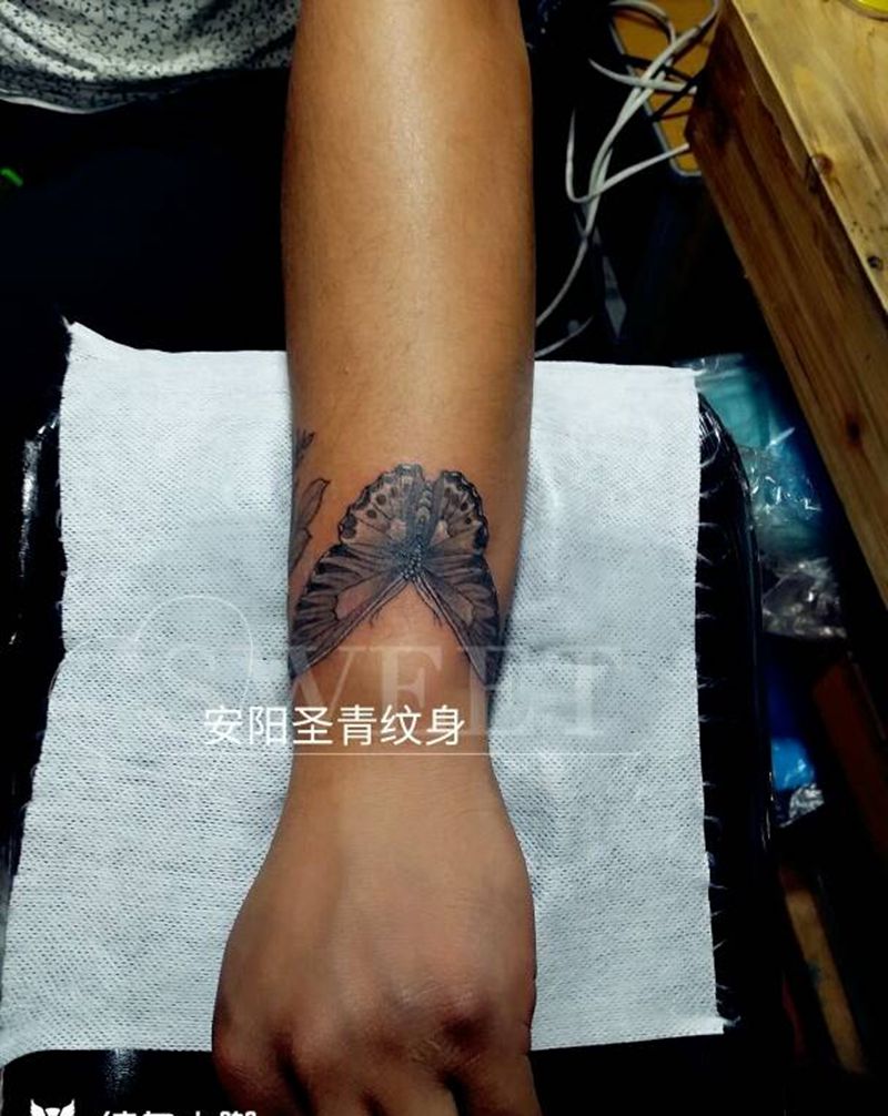 蝴蝶完成纹身图片