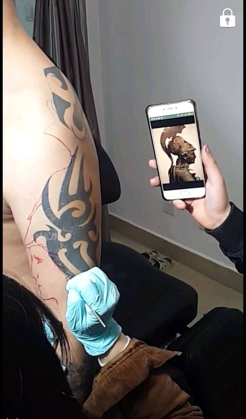 失败纹身修改前纹身图片_肩部手臂欧美写实纹身图案