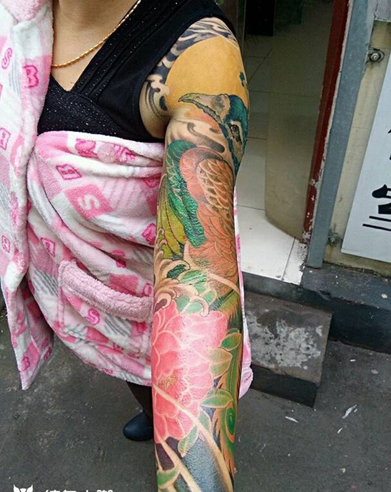孔雀花臂纹身图片