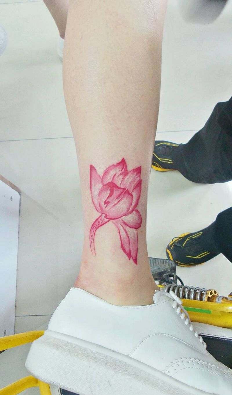 荷花纹身图片_腿部传统清新植物荷花成品纹身图案