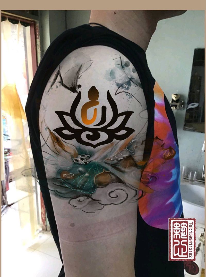 莲心纹身图片_肩部水彩纹身图案