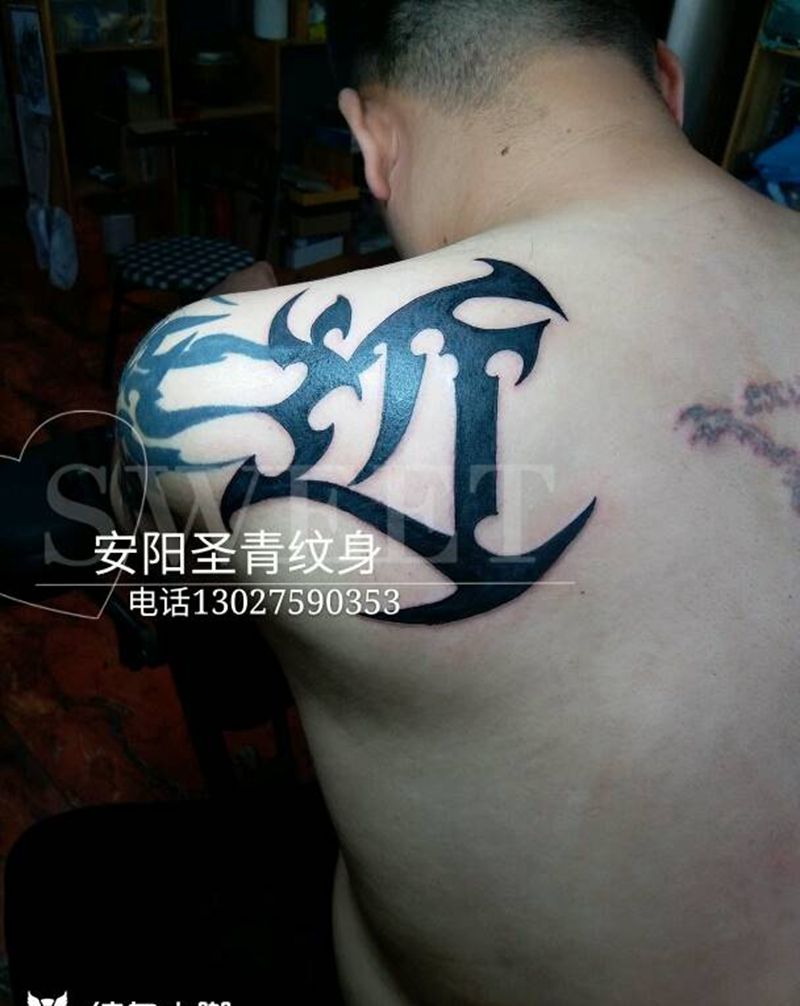 给顾客设计的图腾字母纹身图片
