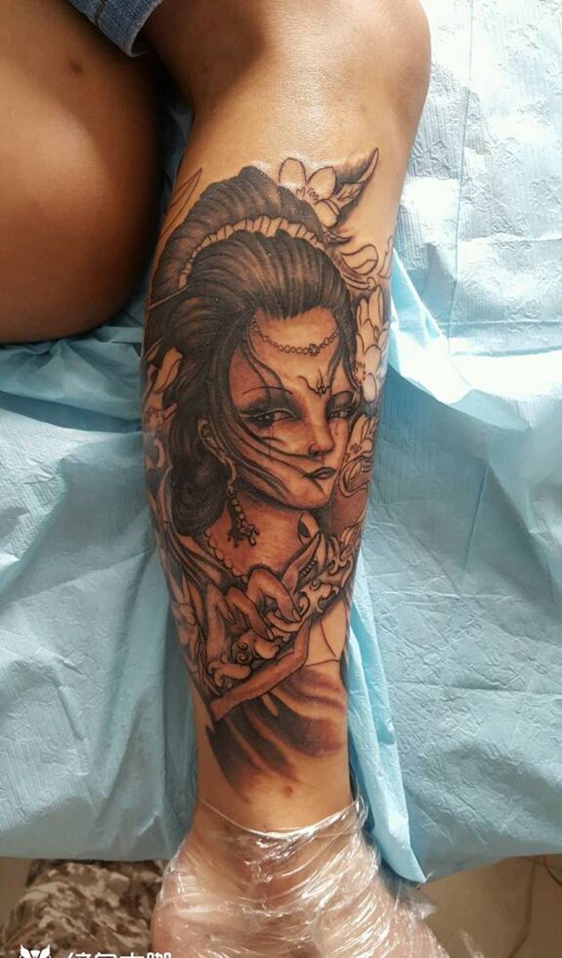 未上彩色艺姬纹身图片