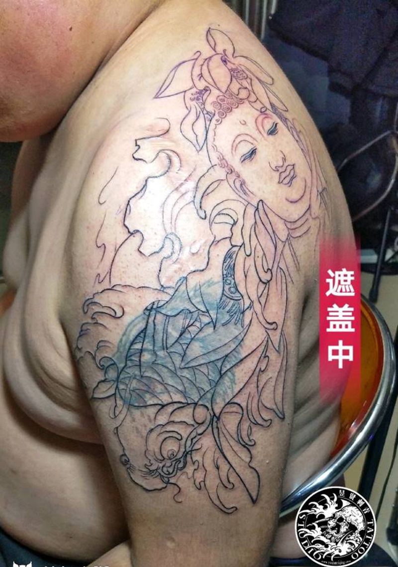 后背半甲遮盖纹身图片_肩部背部老传统新传统佛 鱼 遮盖彩色 重彩纹身图案