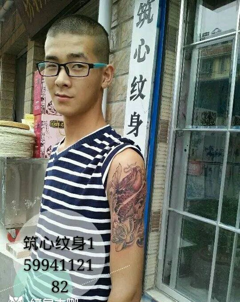 鱼纹身图片_肩部传统动物成品纹身图案