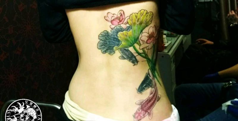 工笔画纹身图片_腰部背部水墨水彩荷花鱼纹身图案