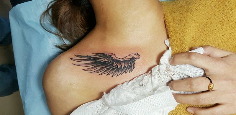 翅膀遮盖字母纹身图片_胸部欧美清新原创翅膀遮盖成品纹身图案