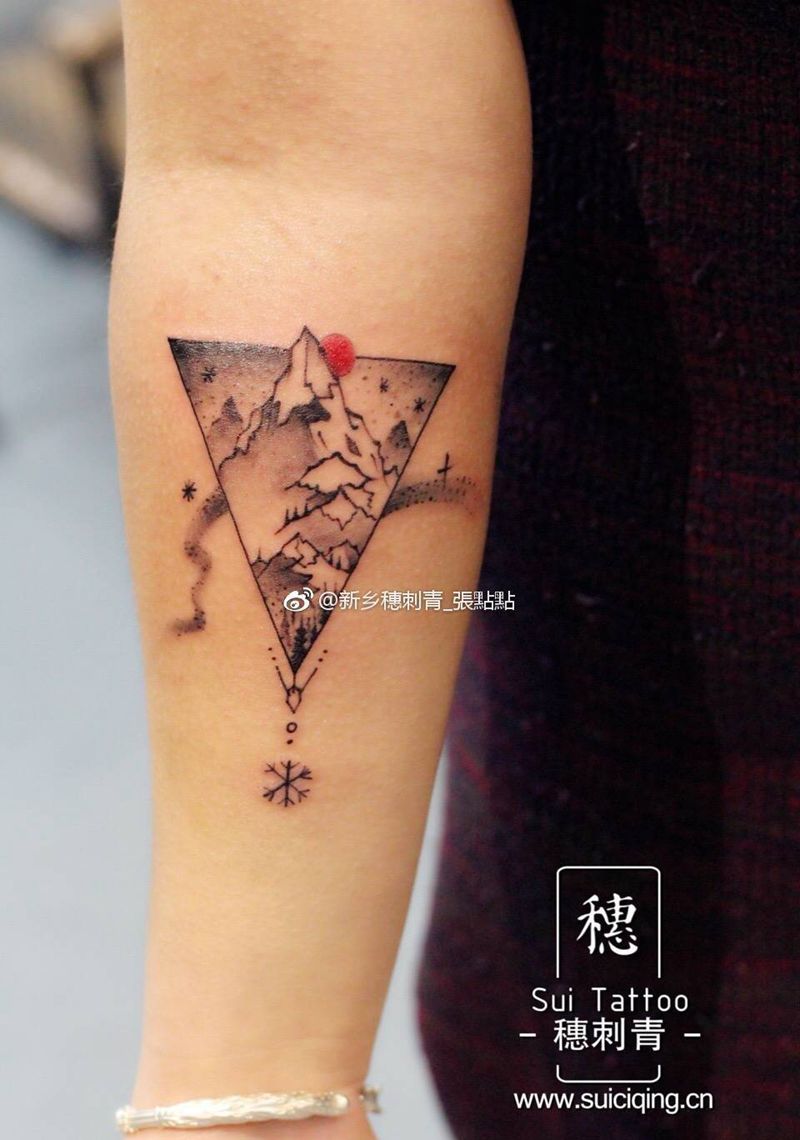 点刺小山丘纹身图片