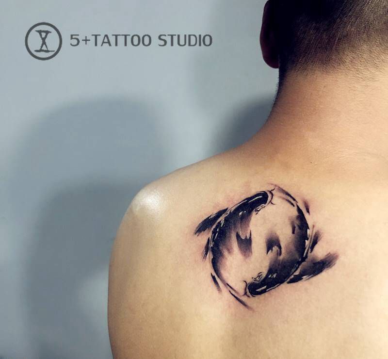 太极八卦连环鱼纹身图片_背部水墨纹身图案