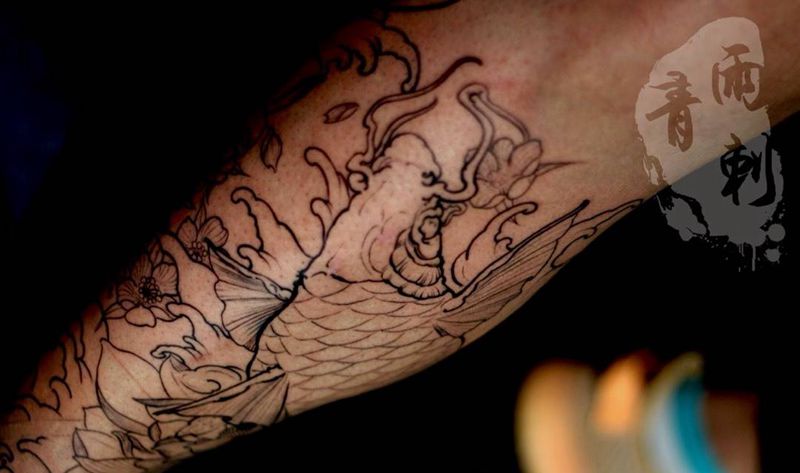 锦鲤线条纹身图片_腿部新传统锦鲤鱼纹身图案