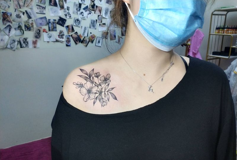 素花纹身图片_肩部几何纹身图案