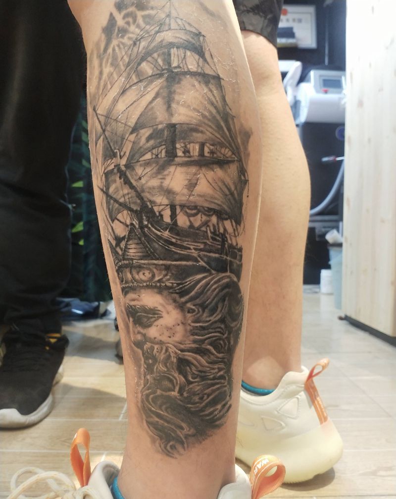帆船和海神纹身图片_腿部欧美写实纹身图案