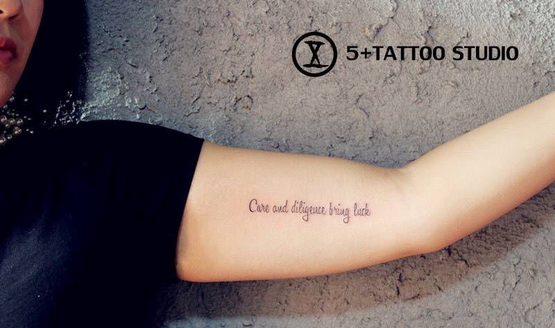 励志小字母纹身图片