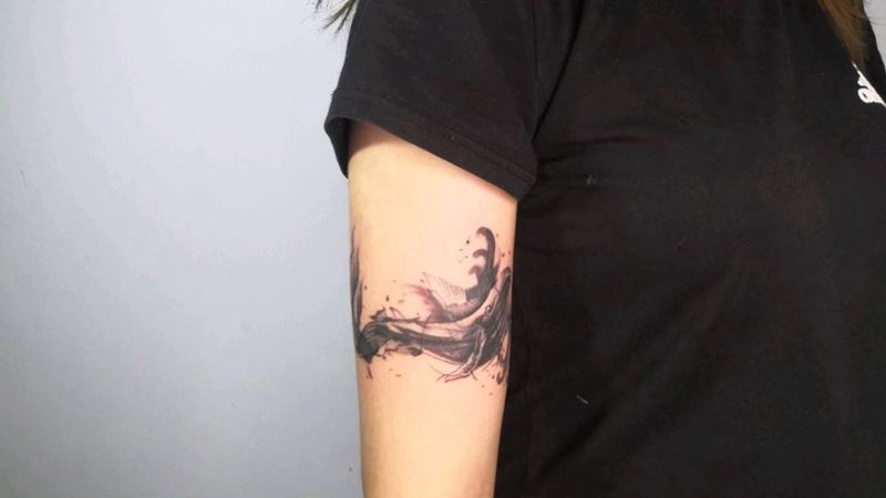 遮盖旧纹身纹身图片_手臂水墨鱼纹身图案