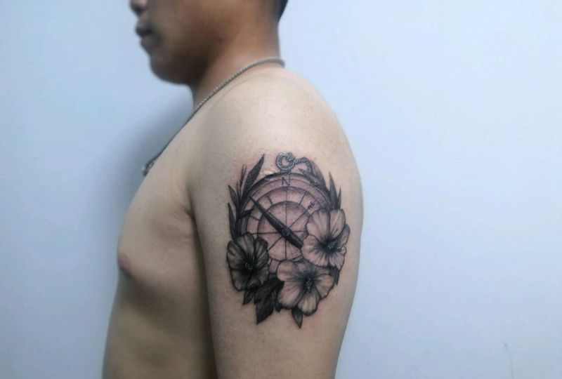 指南针纹身图片_手臂腿部图腾指南针图腾纹身图案