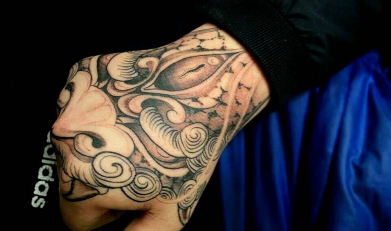 手背唐狮纹身图片