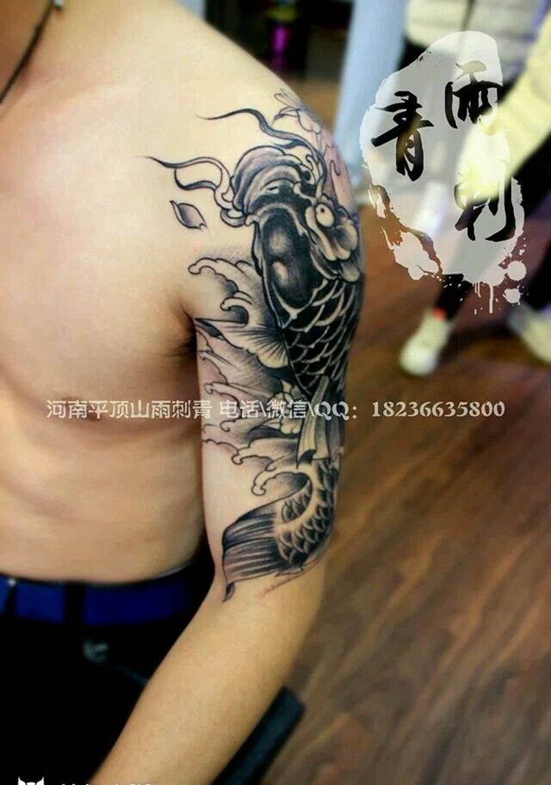 锦鲤遮盖纹身图片_肩部手臂传统动物鬼神成品纹身图案