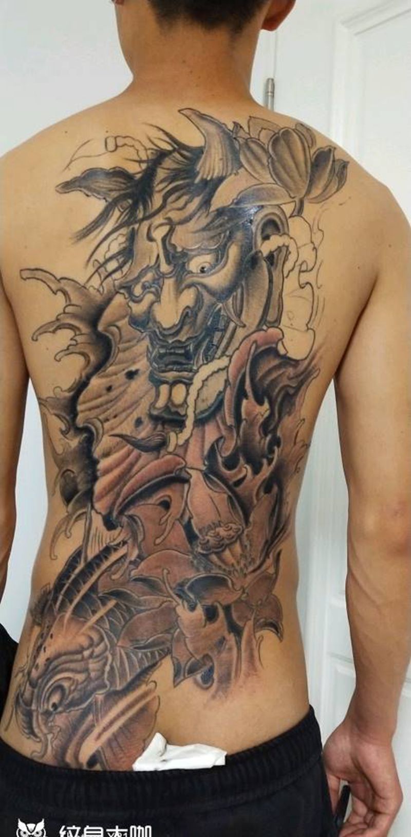 般若鲤鱼1800欢迎预约纹身图片_背部纹身图案