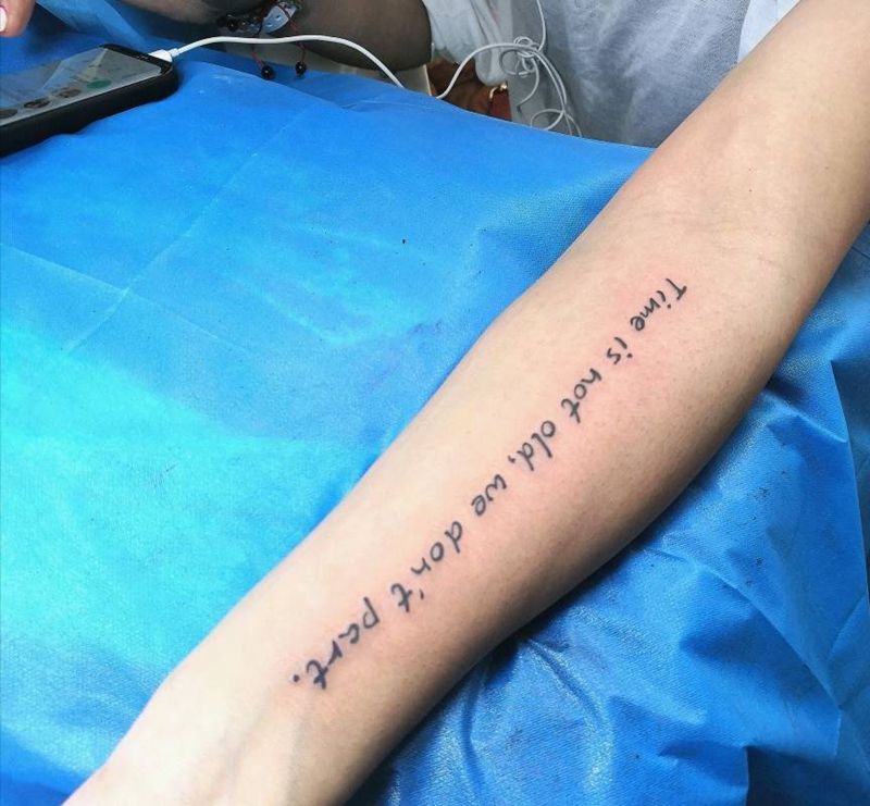 字母纹身图片_手臂花体字字母纹身图案