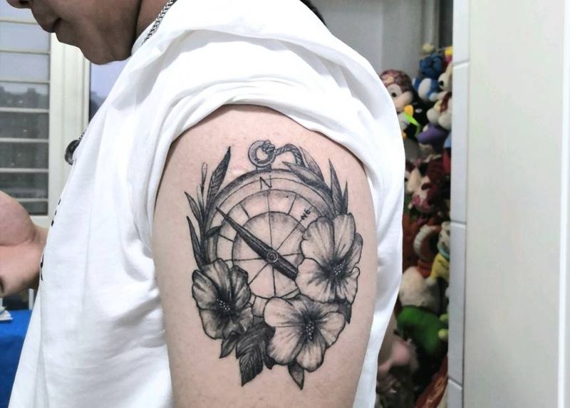 指南针纹身图片_手臂纹身图案