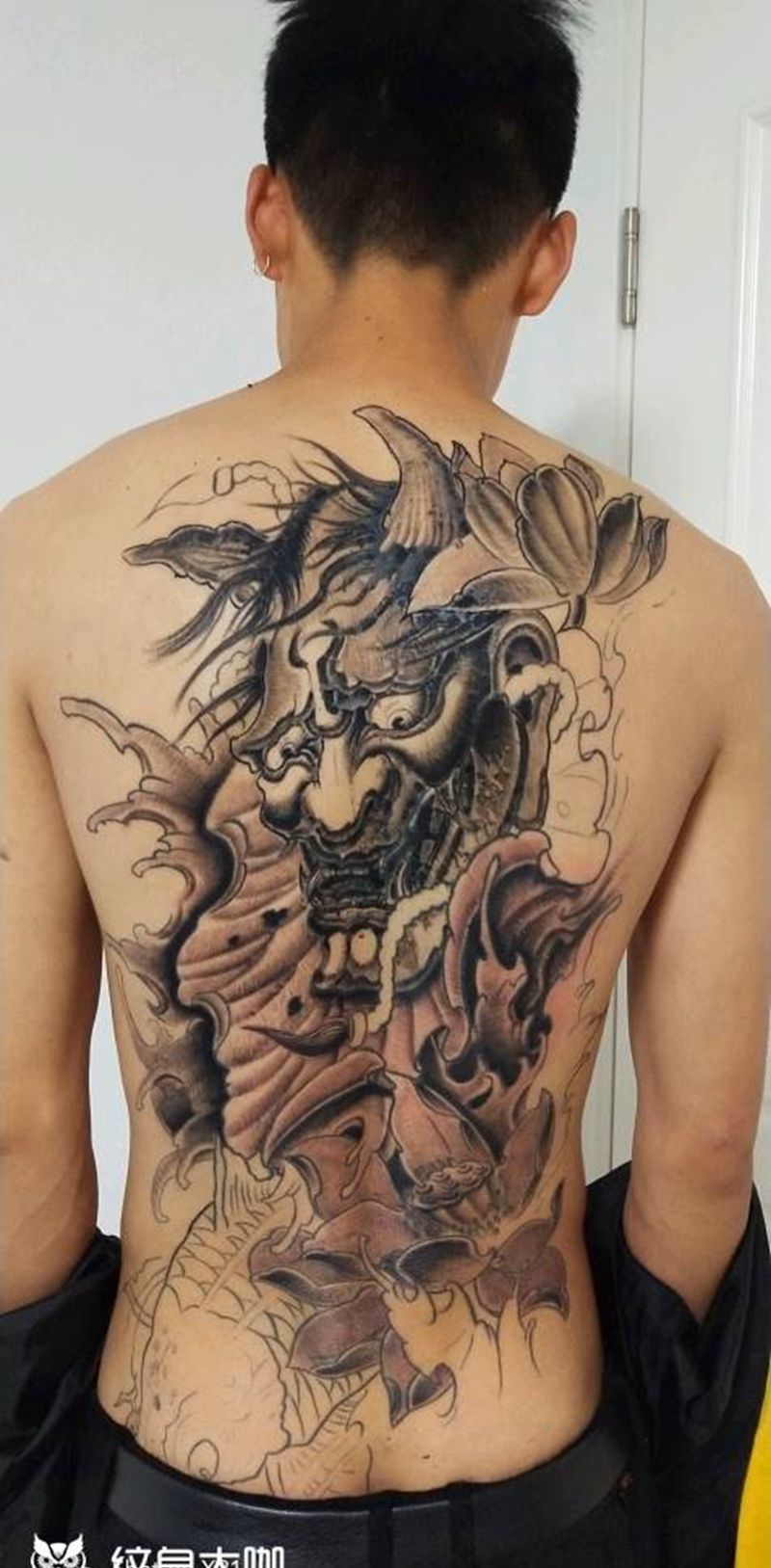 半诺鲤鱼1800纹身图片_背部纹身图案