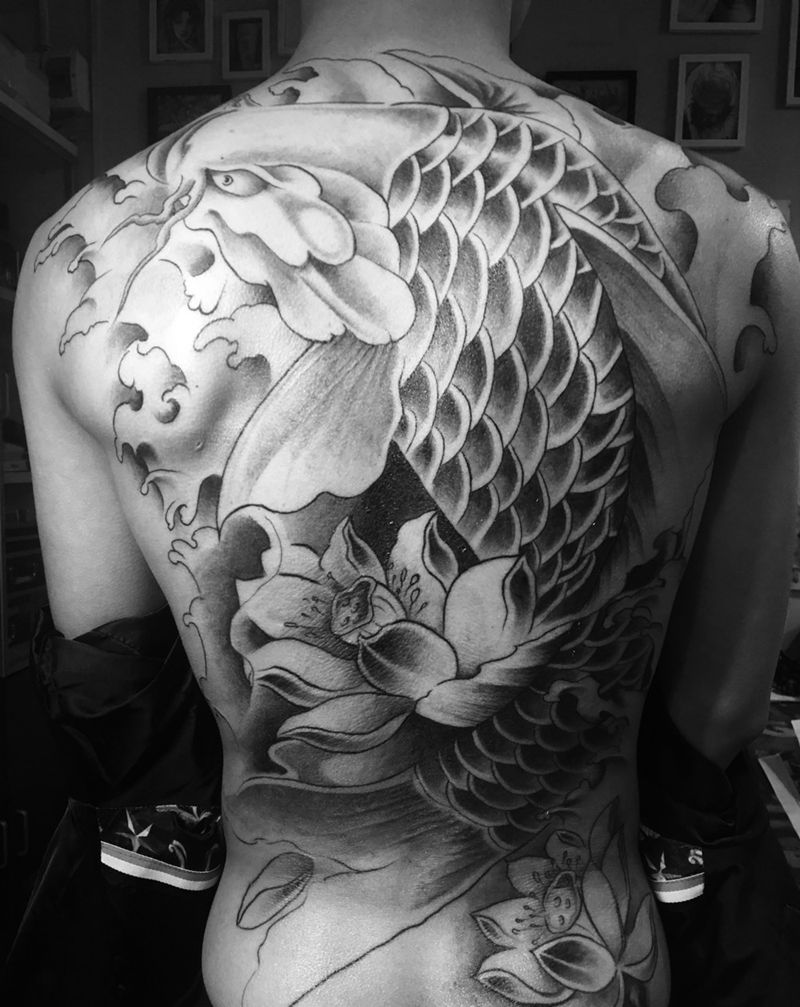 满背锦鲤纹身图片