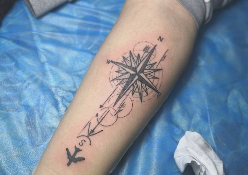 指南针纹身图片_手臂几何指南针纹身图案