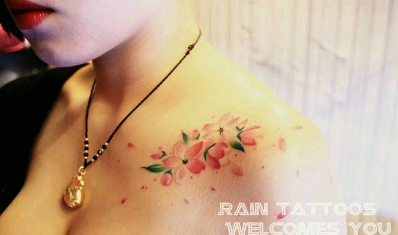 三生三世十里桃花纹身图片_胸部清新植物成品纹身图案