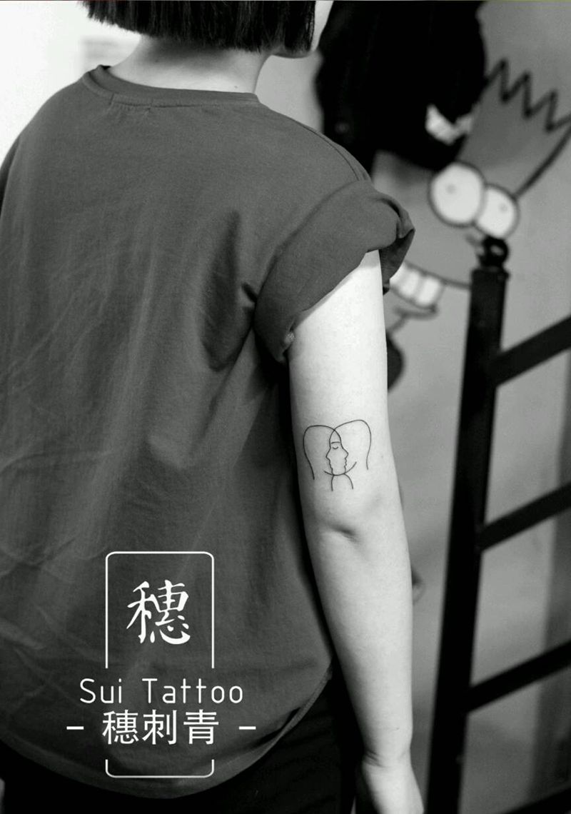 亲嘴嘴纹身图片