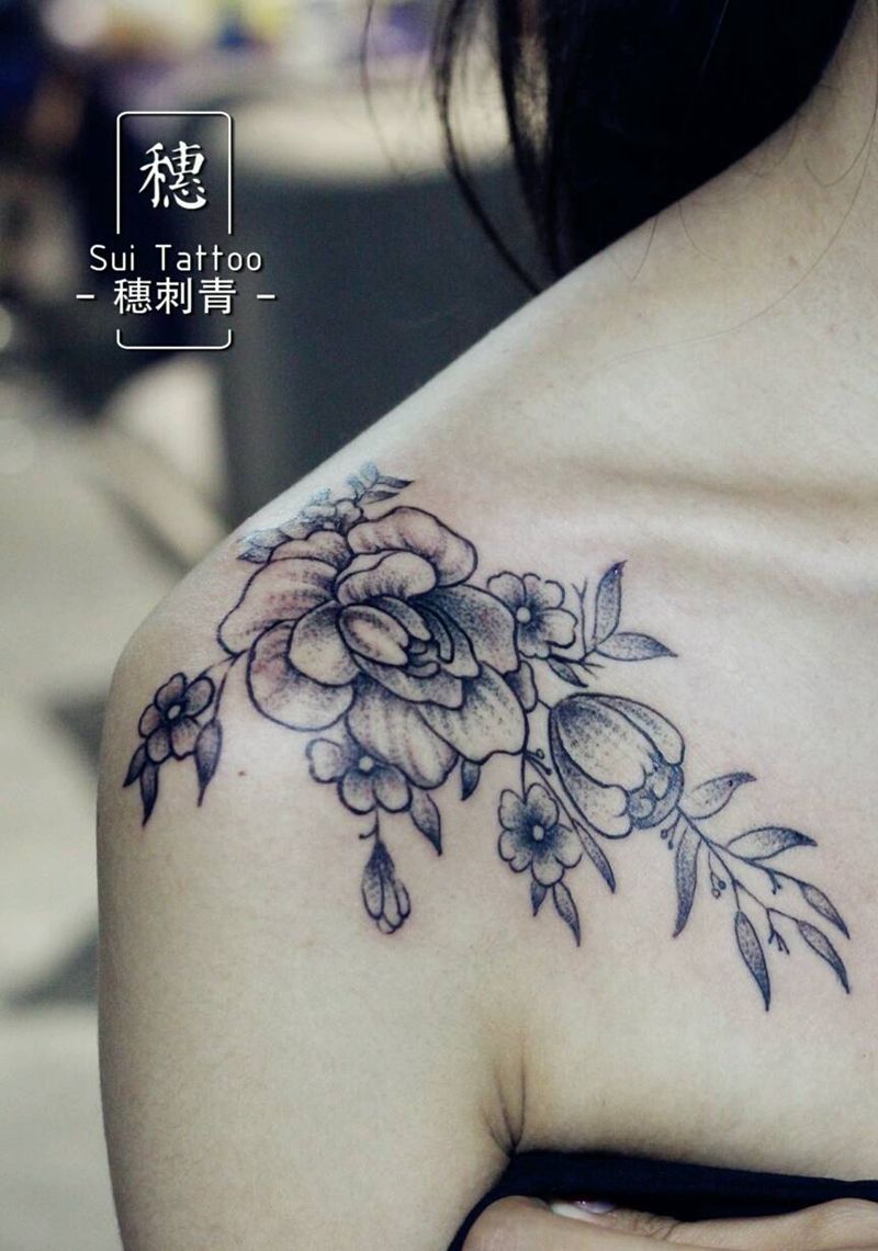 凶猛的肩花纹身图片