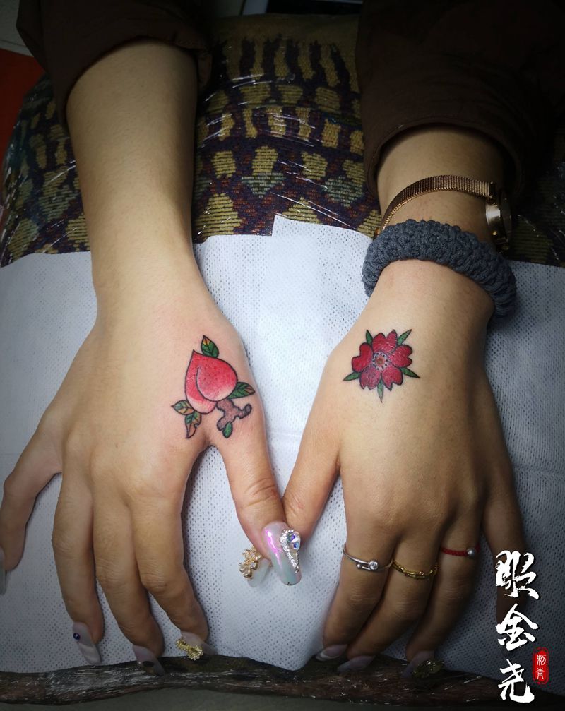 樱花 蟠桃纹身图片_手部老传统樱花桃子蟠桃纹身图案