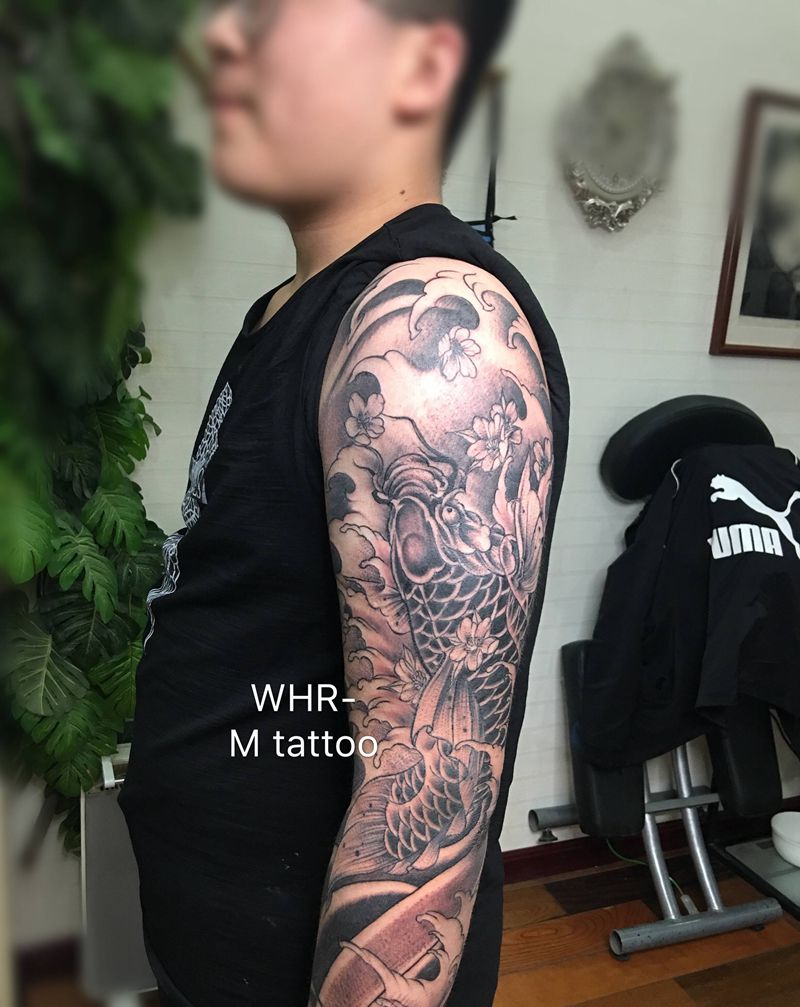 双鲤花臂纹身图片_手臂新传统鲤鱼荷花纹身图案